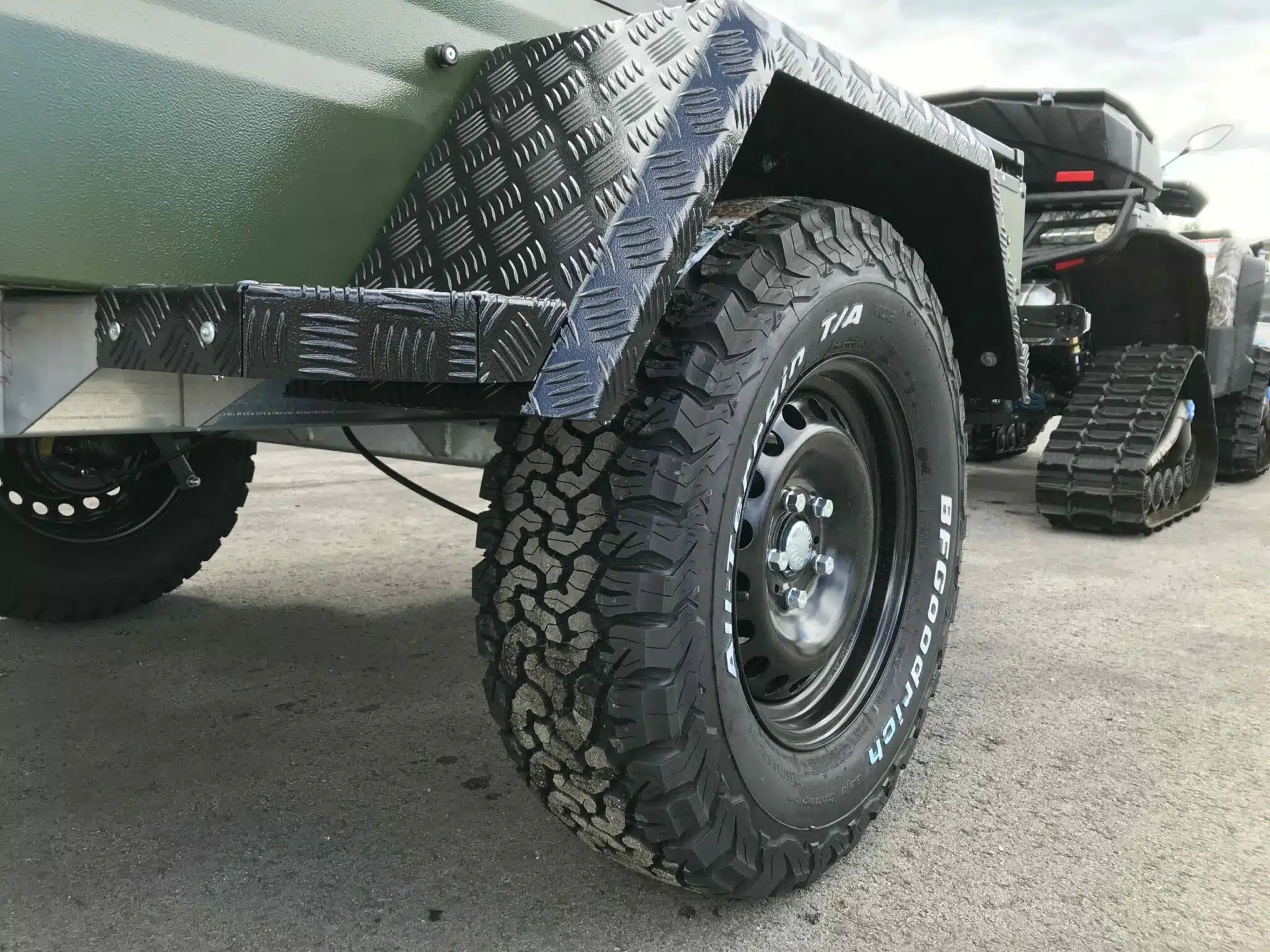 TPV EB3 Offroad| 1300 kg Gesamtgewicht,schwarz oder bronzegrün, gebremst, Anhänger für Quads, Offroad-Fahrzeuge, nur mit Alufelgen erhältlich - Slika 14