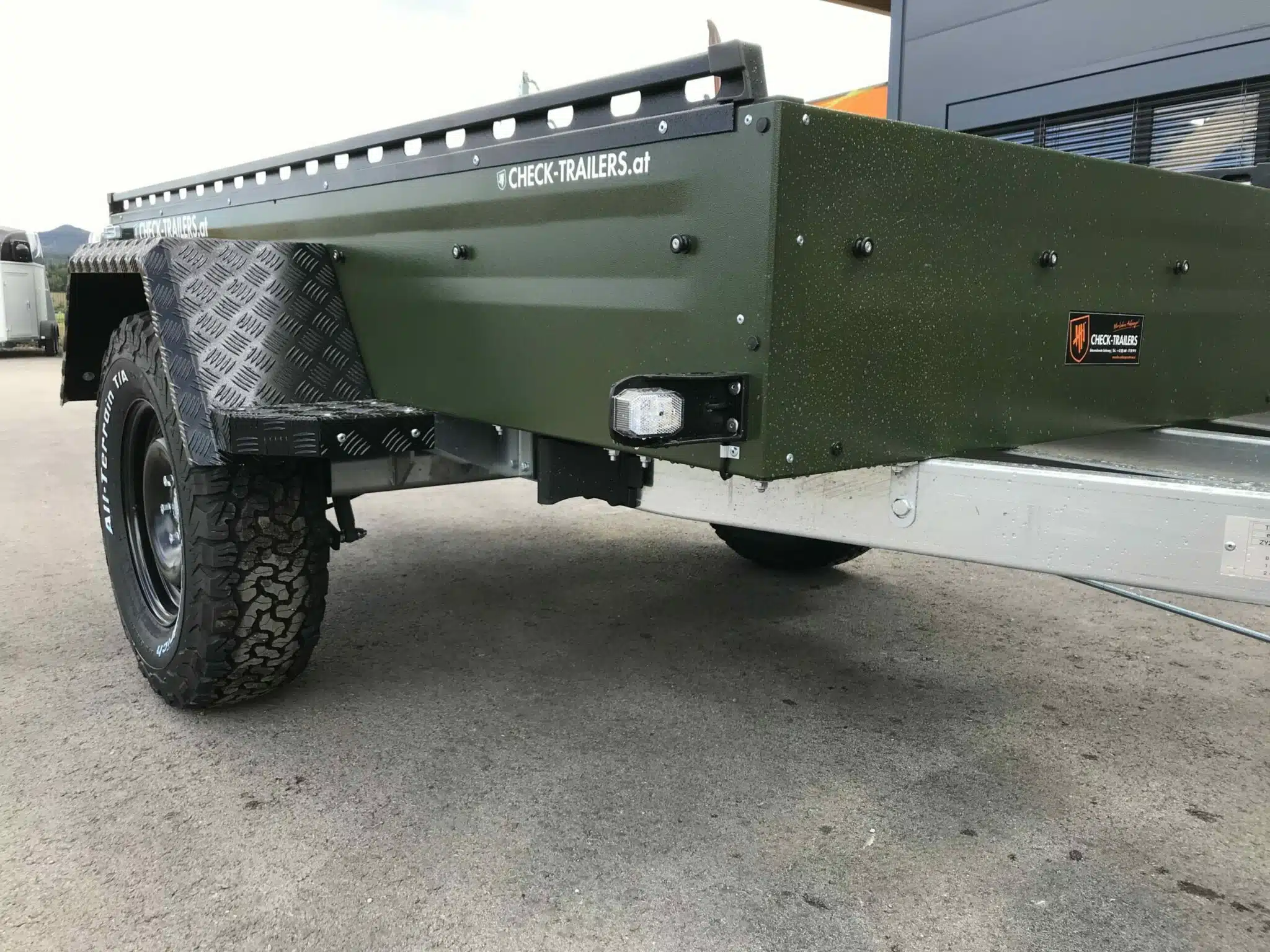 TPV EB3 Offroad| 1300 kg Gesamtgewicht,schwarz oder bronzegrün, gebremst, Anhänger für Quads, Offroad-Fahrzeuge, nur mit Alufelgen erhältlich - Slika 15