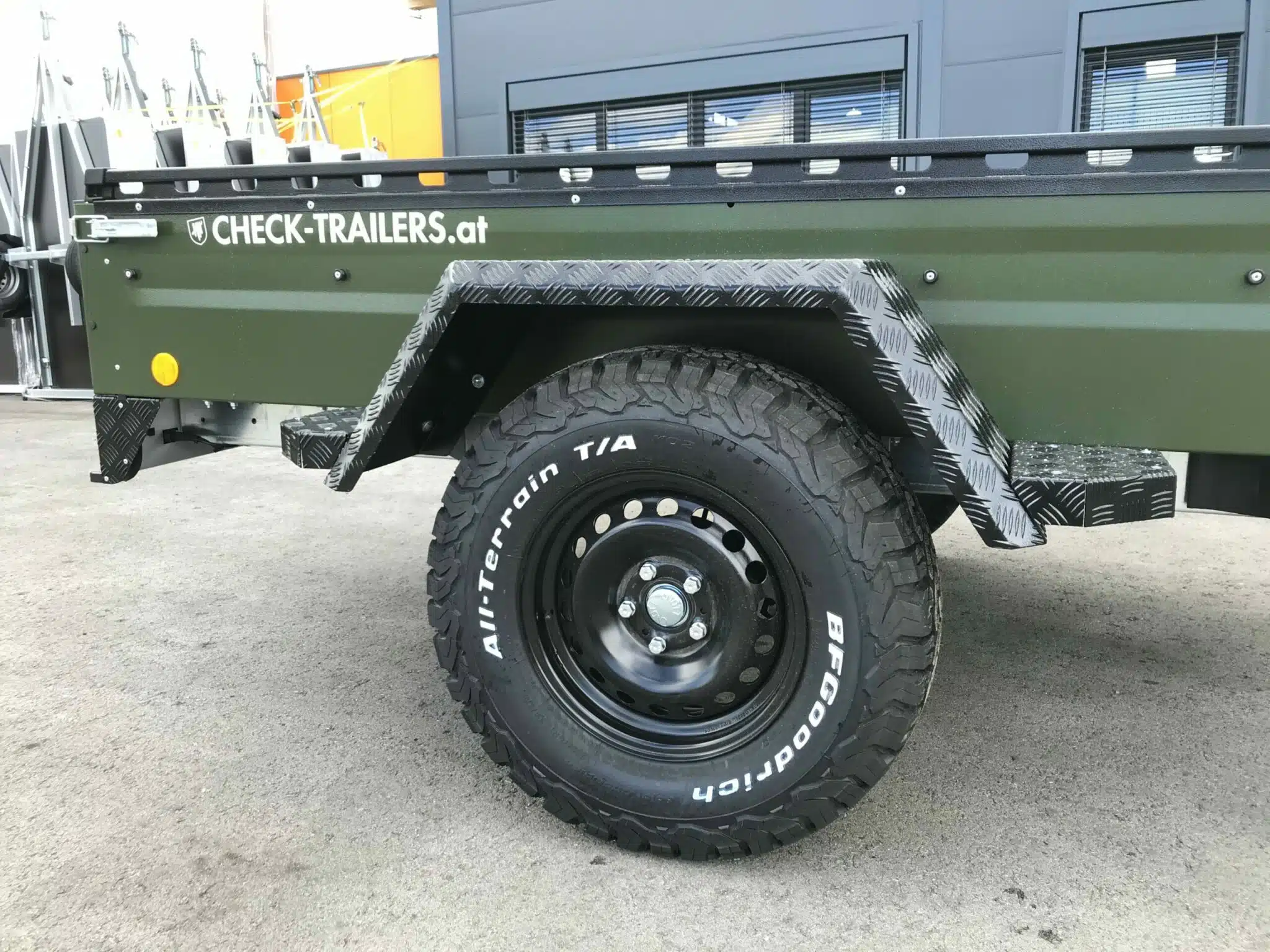 TPV EB3 Offroad| 1300 kg Gesamtgewicht,schwarz oder bronzegrün, gebremst, Anhänger für Quads, Offroad-Fahrzeuge, nur mit Alufelgen erhältlich - Slika 5