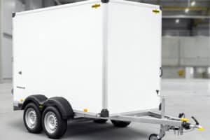 HK 254018-20P FlexZurr Humbaur 2500 kg/1610 kg nosilnosti, 407x181x200 cm dvojna os, zabojna prikolica Vezan les GFK, z dvokrilnimi vrati•