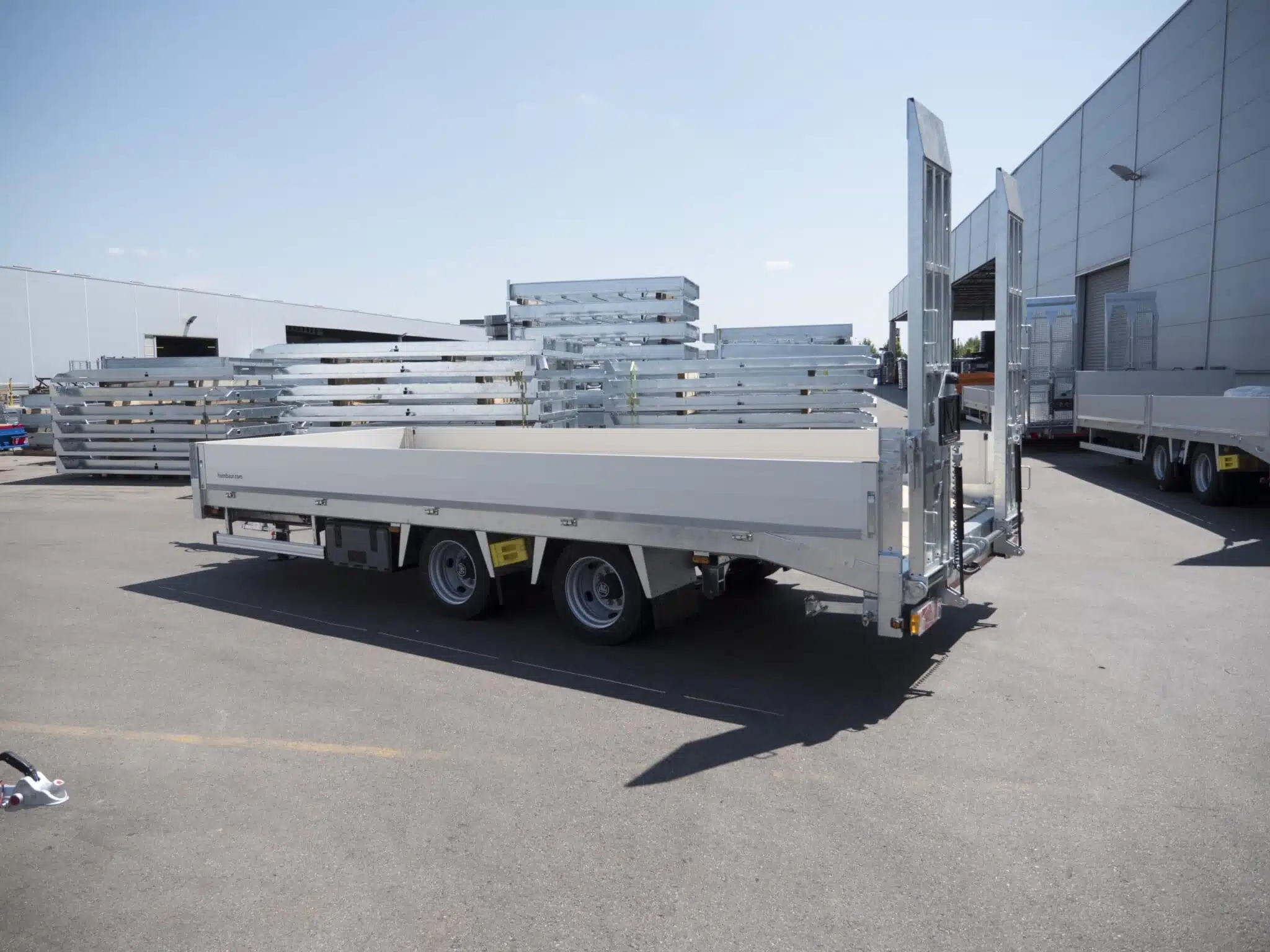 HBTZ 136224 BS, 13,6t Gesamtgewicht, Tandem-Hochlader mit Zwillingsbereifung, Bohlen stehend, Ladefläche abgeschrägt, Gitterrost-Rampen Humbaur Schwerlastanhänger• - immagine 3
