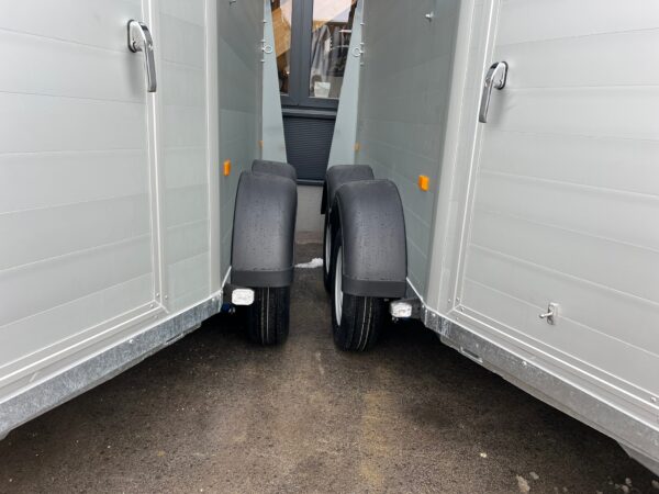 Pferdeanhänger-Aktion für Jungreiter, Equitos Alu Plus 2000 Black Metallic, Sponsor-Pferdeanhänger !nur 5 Stück verfügbar!• – Bild 7