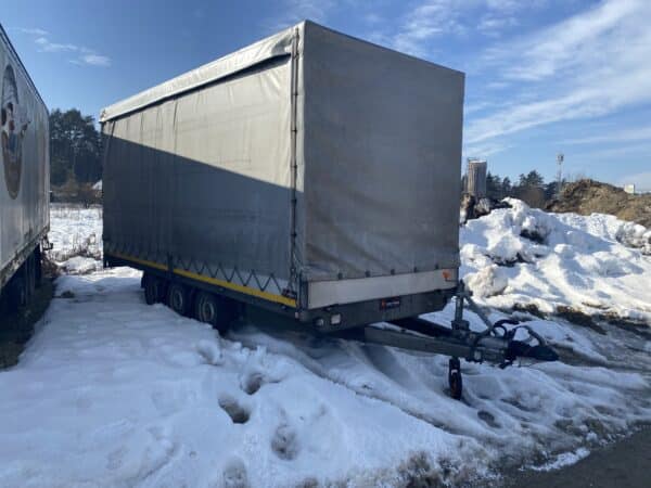 Rabljena prikolica s ponjavo proizvajalca Eduard, tridem / triosna, visok nakladalnik z visoko ponjavo, drsna ponjava, rampa, skupna masa 3500 kg, dolžina 5 m, nove zavore.
