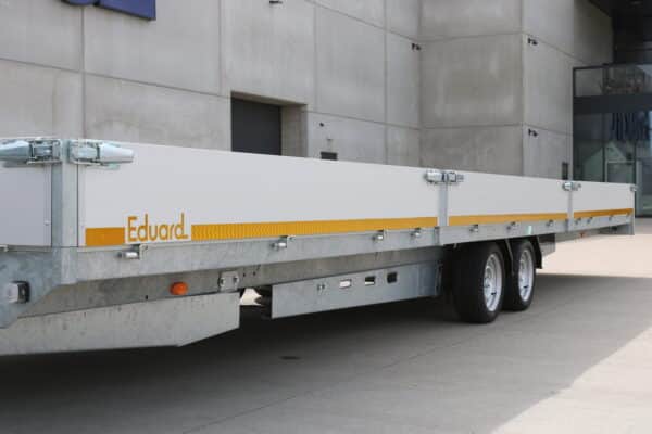 Eduard 850 x 220 cm, 3500 kg, three-axle vehicle, ramps, winch, 30 cm side walls•