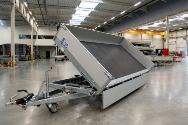 Three-way tipper 400 x 200 cm, 3500 kg, electric and emergency hand pump, 30 cm side walls•